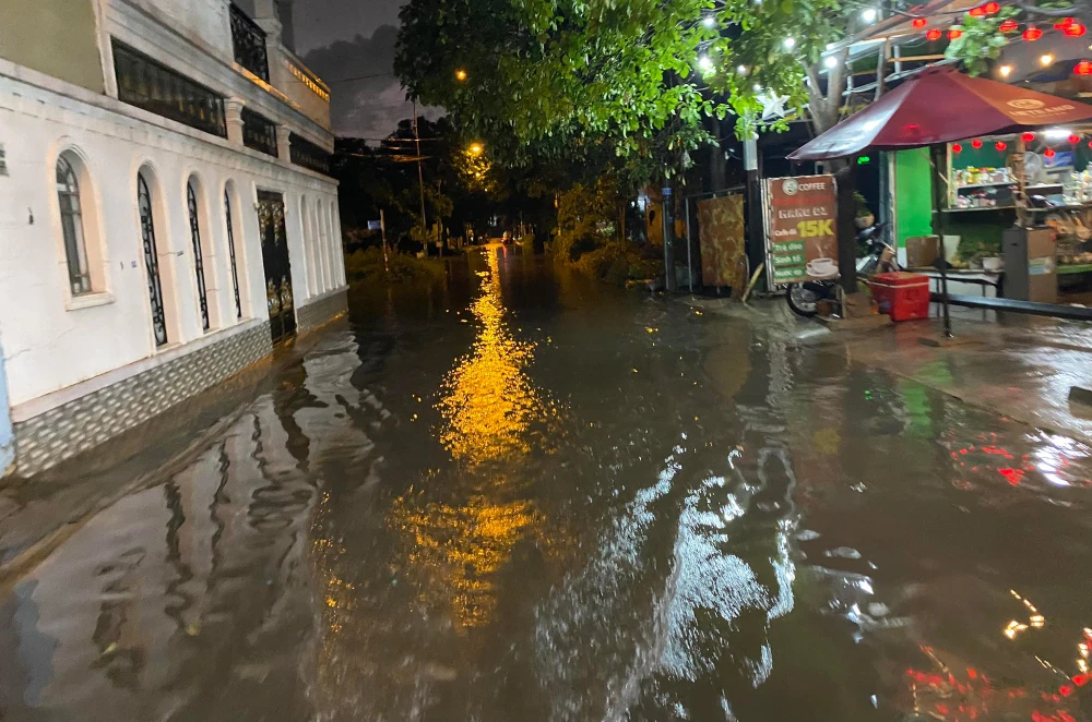 Trận mưa lớn kéo dài hơn một giờ đồng hồ cũng khiến hàng loạt tuyến đường bị ngập sâu. Ảnh: HT