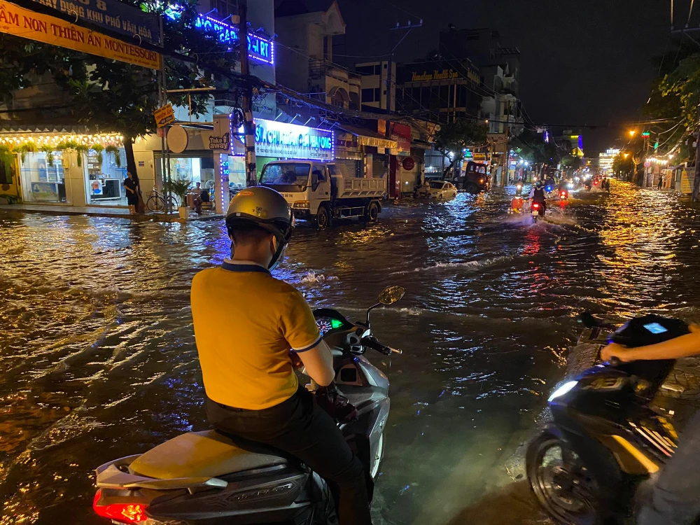 Người dân phải lên các chỗ cao, chờ nước rút mới có thể di chuyển. Ảnh: HT