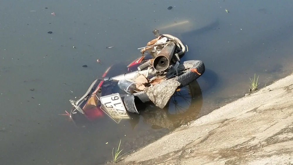 Chiếc xe máy được phát hiện nằm dưới kênh trên đường Trần Văn Giàu, quận Bình Tân. Ảnh: NT