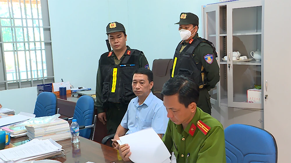 Cấp dưới của ông Búp là ông Dương, Phó Giám đốc cũng bị khởi tố. Ảnh: CA