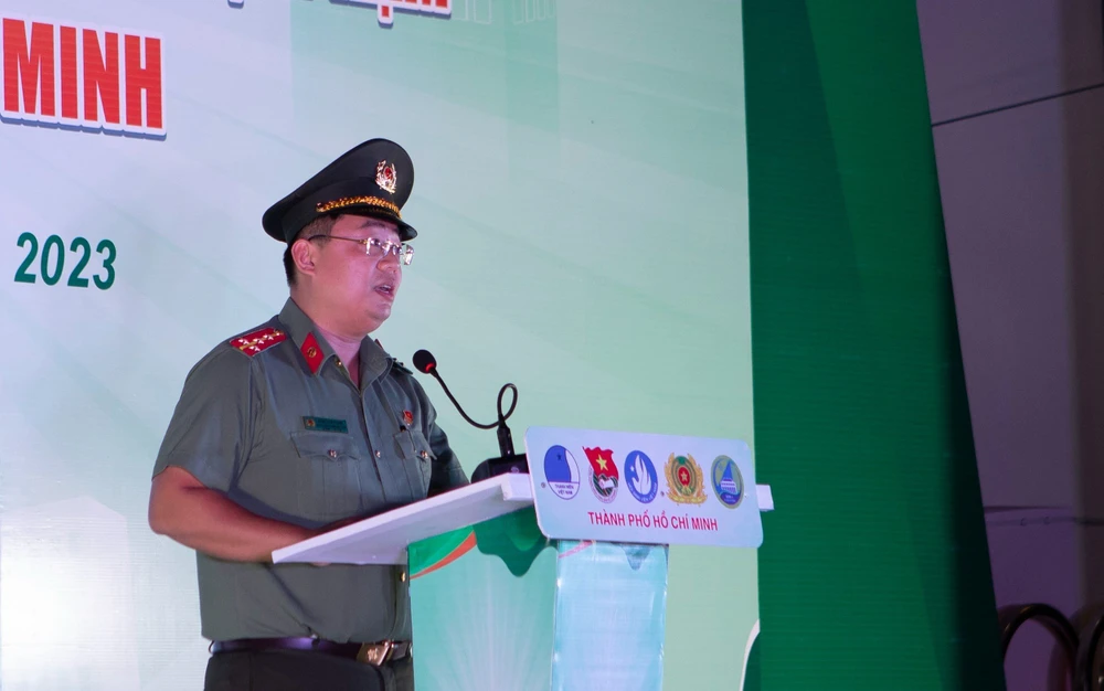 Đại úy Đặng Văn Thắng, Bí thư Đoàn Thanh niên CATP phát biểu tại buổi lễ. Ảnh: CA