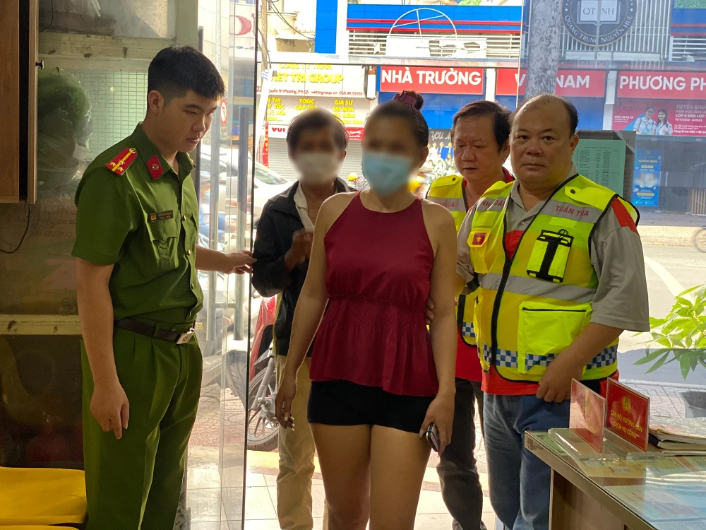 Một người phụ nữ nghiện ma túy, nhiễm HIV cũng được đưa đi cai nghiện bắt buộc. Ảnh: CA