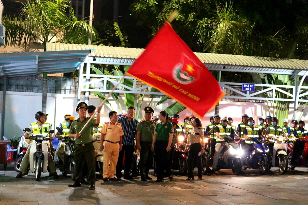 Trong tối 25-6, Thành đoàn TP.HCM phối hợp CATP và UBND quận 4 tổ chức Lễ ra quân các đội hình Nhân dân tuần tra. Ảnh: CA