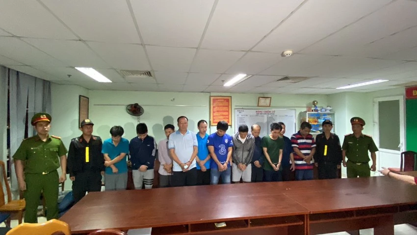 Hồi đầu tháng 3, công an đã bắt chủ đầu tư, nguyên phó giám đốc, giám đốc các trung tâm đăng kiểm 50-05V, 50-09D. Ảnh: CA