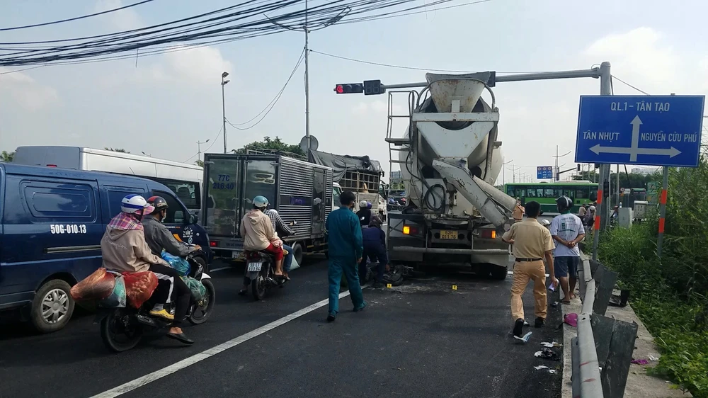 Chiếc xe bồn lao vào một số xe máy đang dừng đèn đỏ trên đường Võ Trần Chí. Ảnh: HT Chiếc xe bồn lao vào một số xe máy đang dừng đèn đỏ trên đường Võ Trần Chí. Ảnh: HT