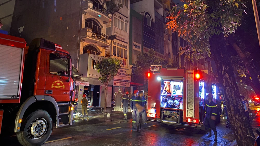 Cảnh sát PCCC và CNCH nhanh chóng có mặt ở hiện trường khống chế đám cháy. Ảnh: HT