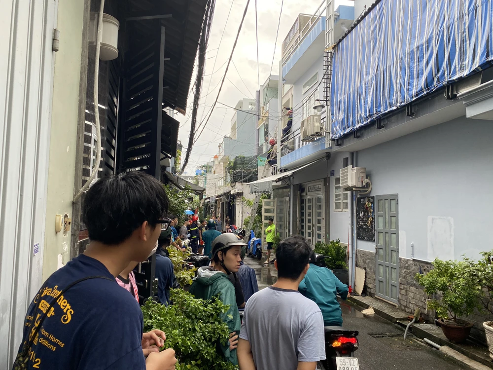 Theo người dân, người đàn ông là chủ nhà và leo lên mái để vớt rác. Ảnh: HT