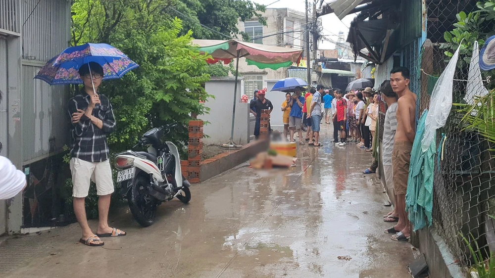 Nam thanh niên được phát hiện gục chết trên đường. Ảnh: NT Nam thanh niên được phát hiện gục chết trên đường. Ảnh: NT