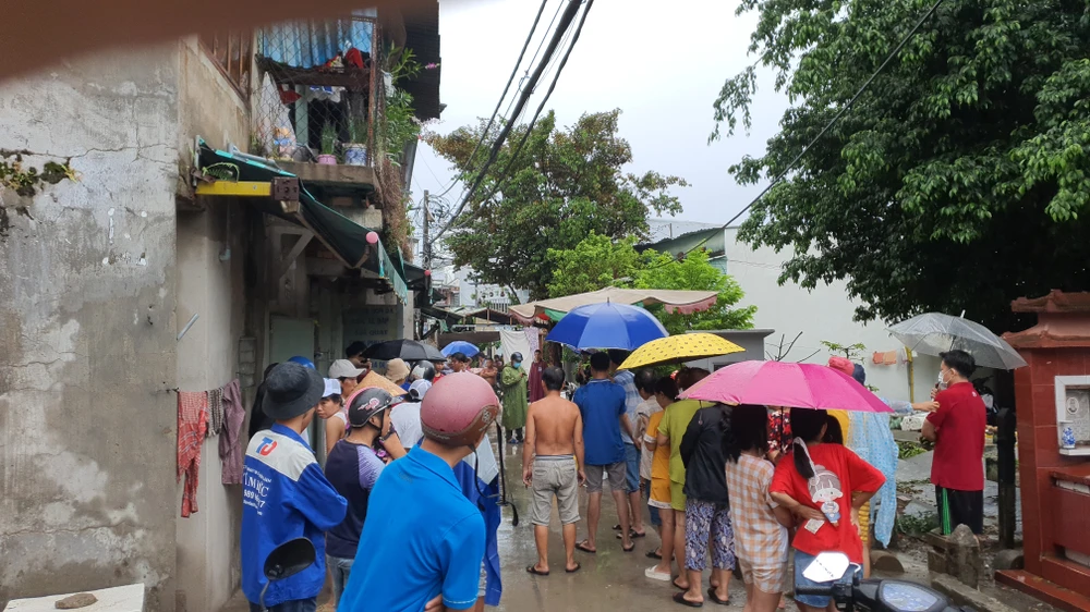 Nhiều người dân hiếu kỳ theo dõi vụ việc. Ảnh: NT Nhiều người dân hiếu kỳ theo dõi vụ việc. Ảnh: NT