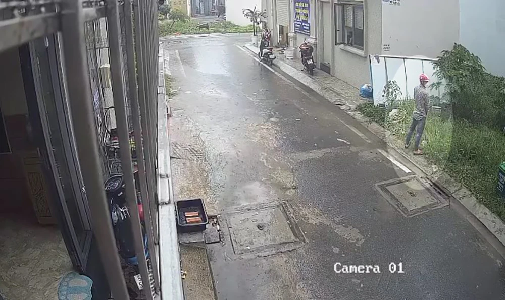 Nam thanh niên vờ đi vệ sinh để quan sát rồi lấy trộm xe để gần đó. Ảnh cắt từ clip