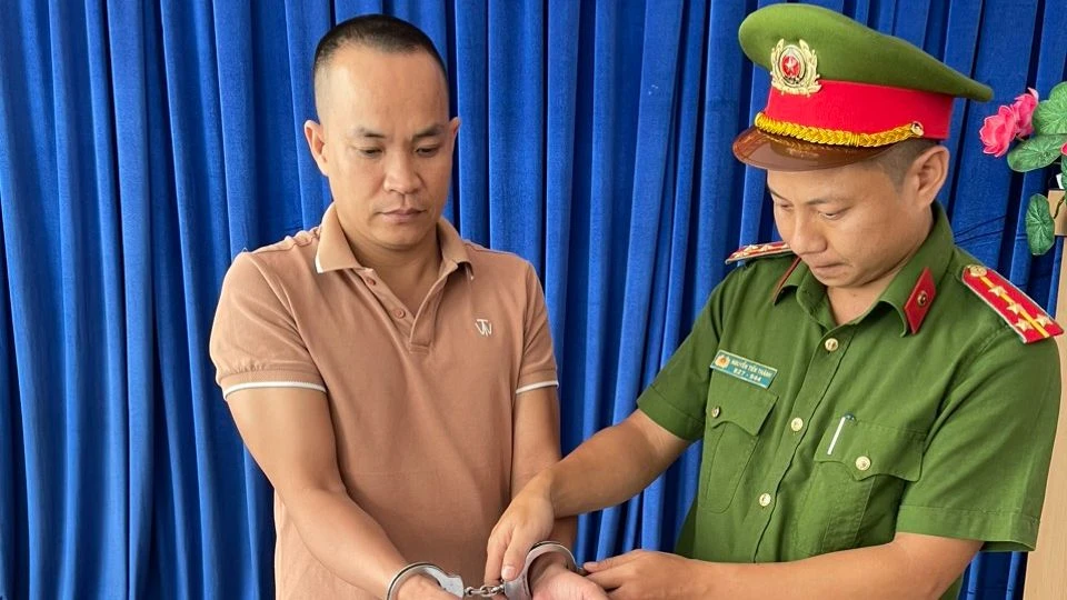 Tùng đã bị Công an quận 12 bắt giam để điều tra về hành vi cho vay lãi nặng trong giao dịch dân sự. Ảnh: CA