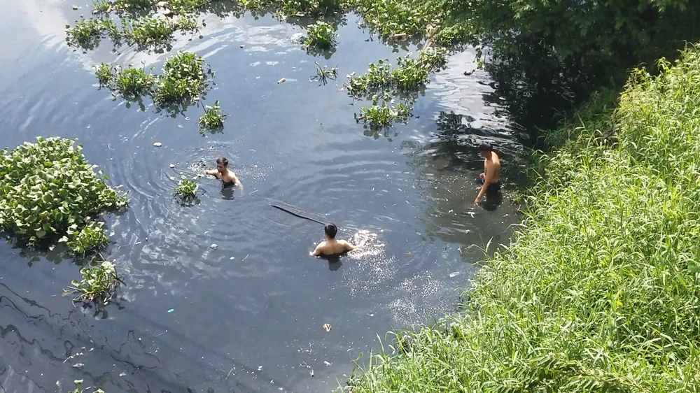 Sau thời gian lặn tìm, người điều khiển chiếc xe không được cảnh sát tìm thấy. Ảnh: HT