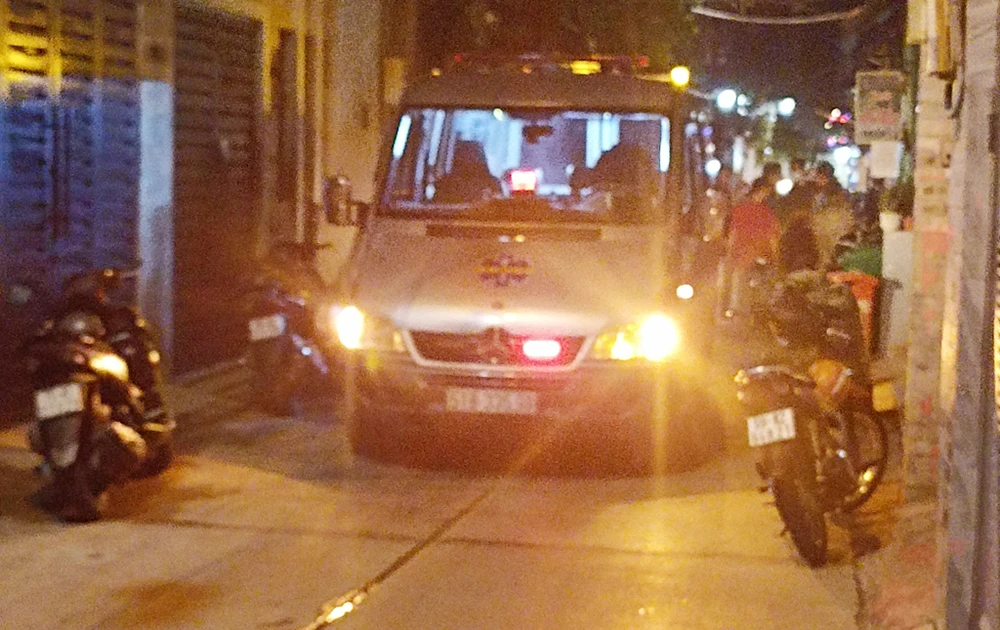 Đến khuya 8-7, thi thể nạn nhân được đưa về nhà xác để phục vụ điều tra. Ảnh: HT