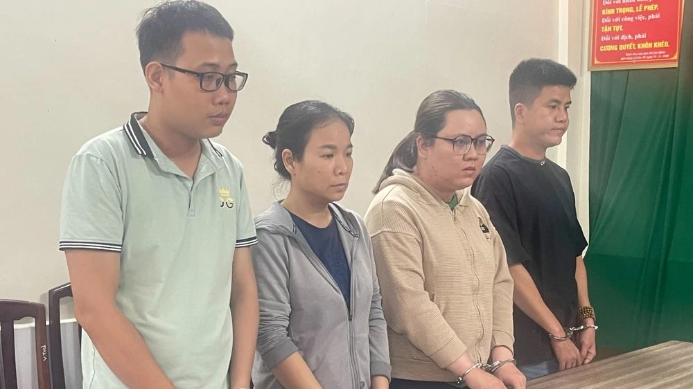 Công an khởi tố, bắt giam bốn người (Kha, Oanh, Nhi và Kiên, từ trái qua) là trưởng nhóm kinh doanh và các nhân viên để điều tra vụ án lừa đảo. Ảnh: CA
