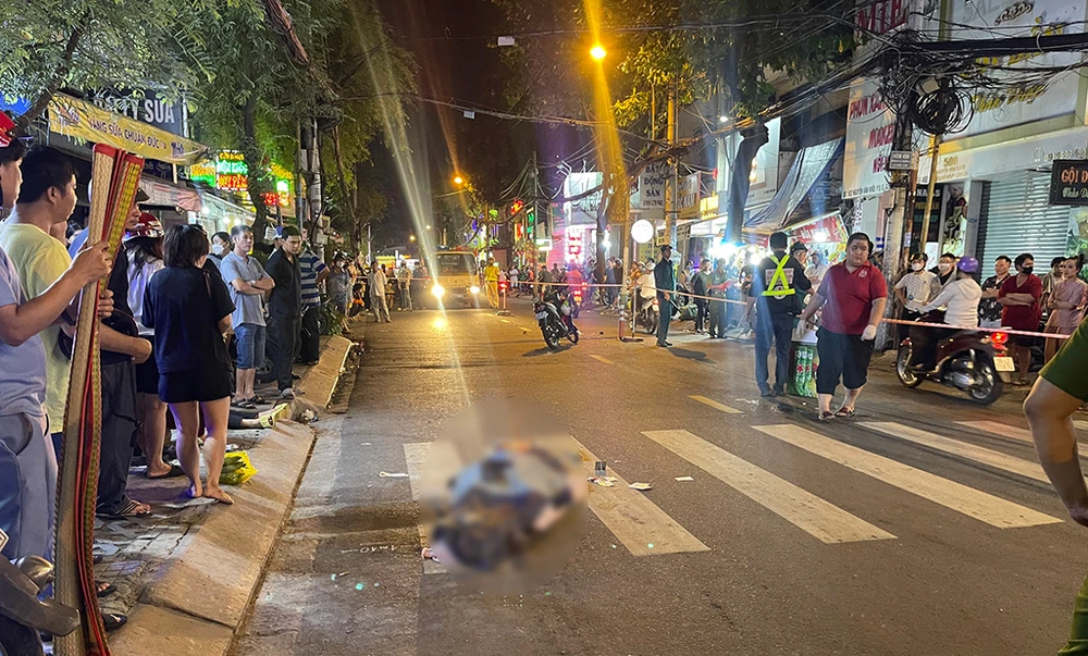 Công an phong tỏa hiện trường, khám nghiệm, điều tra vụ việc. Ảnh: HT