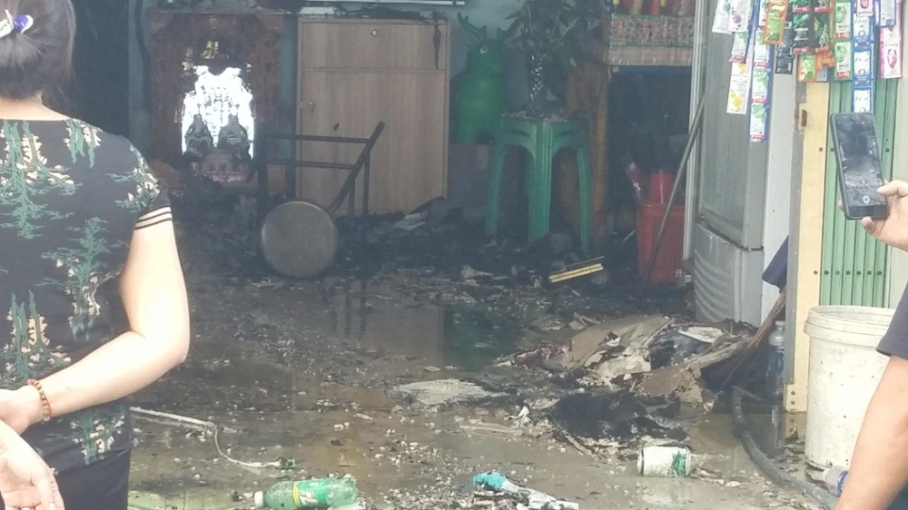 Đám cháy khiến nhiều tài sản trong căn nhà bị hư hại. Ảnh: HT