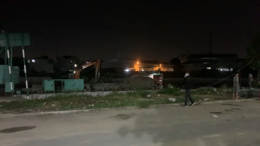 Nam công nhân được cho là đang làm việc tại công trình thi công bờ kè kênh Vàm Thuật, quận Gò Vấp. Ảnh: HT