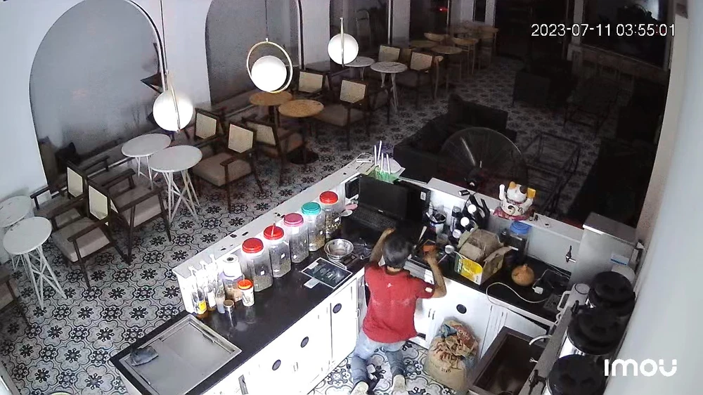 Nam thanh niên đột nhập vào quán lục lọi tài sản. Ảnh cắt từ clip