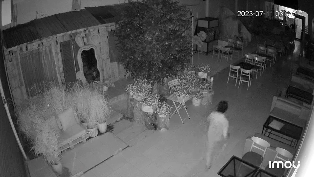 Đáng chú ý, nhân dạng của nghi phạm giống hệt với một khách nam tới quán uống nước vào hôm trước. Ảnh cắt từ clip