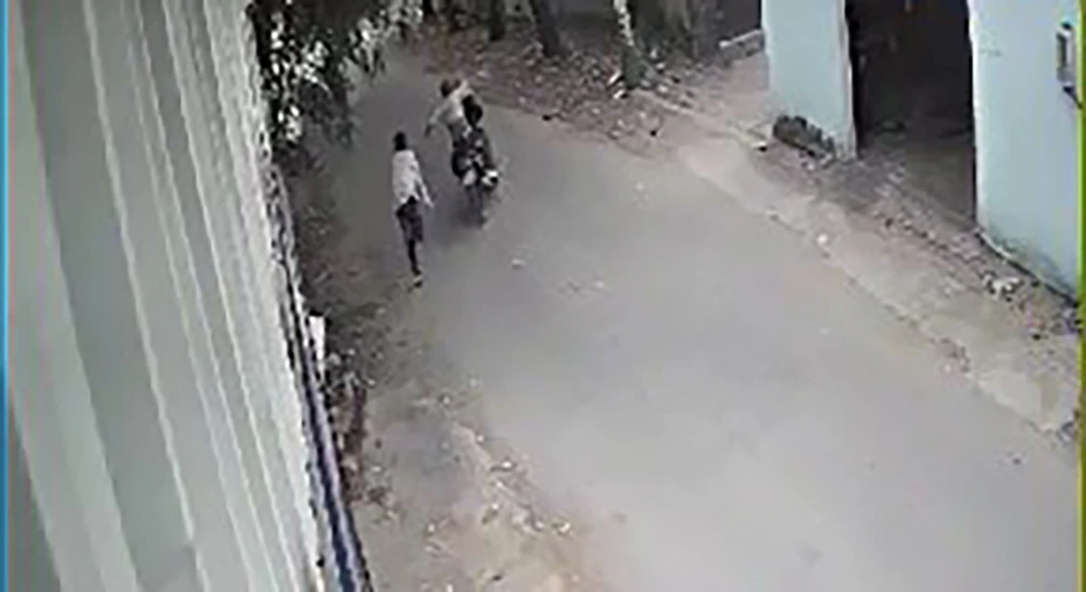 Ông T cố giằng lại và bị kéo đi, té ngã trên đường. Ảnh cắt từ clip