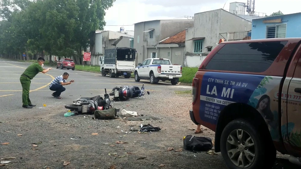 Công an khám nghiệm hiện trường, trích xuất hình ảnh từ các camera an ninh khu vực để điều tra nguyên nhân vụ việc. Ảnh: HT