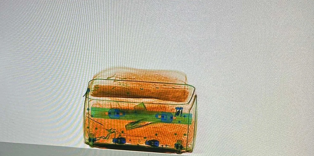 Qua soi chiếu, cơ quan chức năng phát hiện nghi vấn và kiểm tra. Ảnh: CA