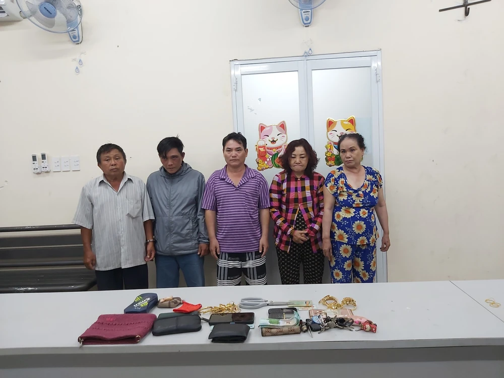 Nhóm người này đã dàn cảnh một cách tinh vi từ kịch bản chuẩn bị sẵn khiến nạn nhân dù rất cảnh giác nhưng vẫn "sập bẫy". Ảnh: CA