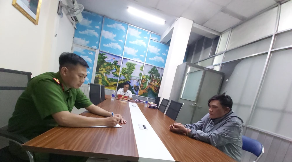 Hòa (bìa phải) được xác định là nghi can cầm đầu băng này. Ảnh: CA