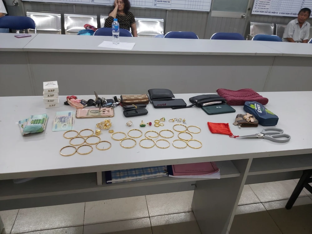 Công an thu giữ các tang vật liên quan và đang mở rộng điều tra. Ảnh: CA