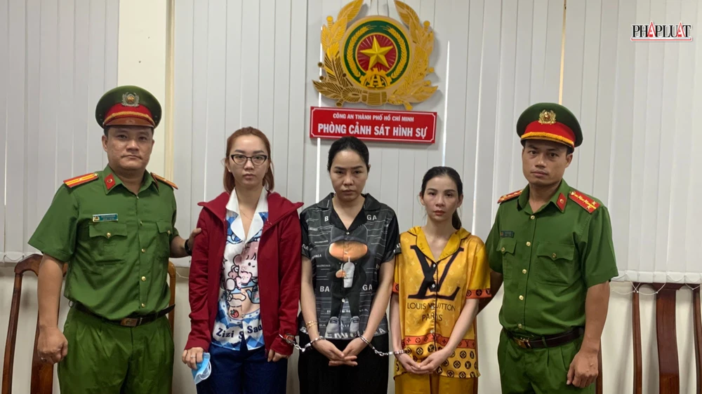 Công an đã bắt ba "má mì" là quản lý ở nhà hàng để phục vụ điều tra. Ảnh: CA