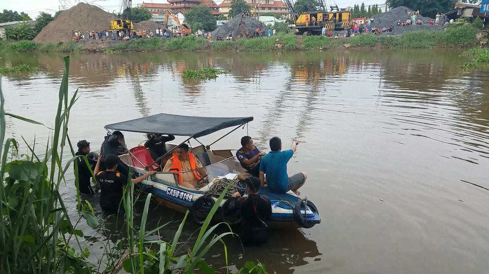 Thi thể hai nạn nhân đã được bàn giao cho công an địa phương để phục vụ việc xử lý. Ảnh: CA