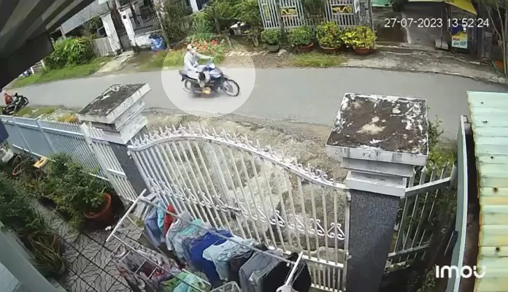 Người đàn ông lấy trộm xe máy trong sân nhà dân trên đường 14, huyện Củ Chi. Ảnh cắt từ clip