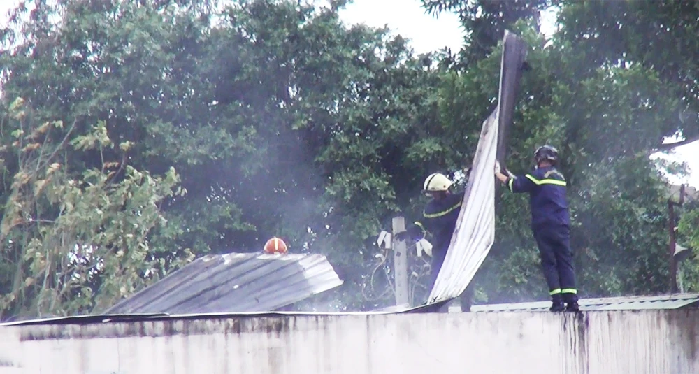 Cảnh sát chia nhiều hướng khống chế đám cháy sau đó. Ảnh: HT