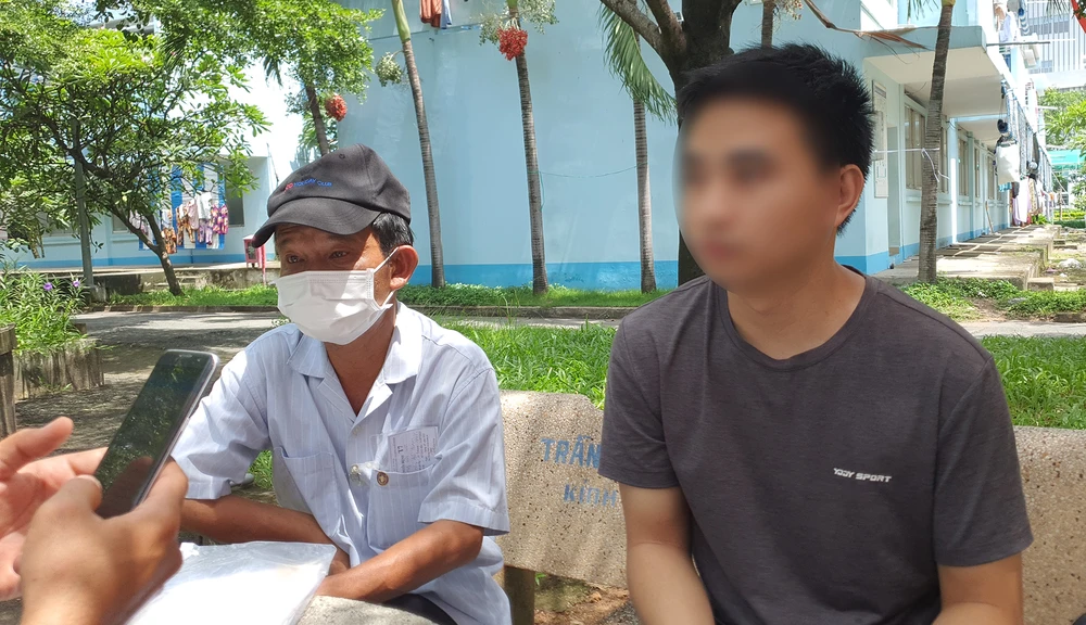 Ông Việt (bên trái) hiện đang chăm sóc cho con trai là anh N tại Bệnh viện Phục hồi chức năng - Điều trị bệnh nghề nghiệp. Ảnh: NT