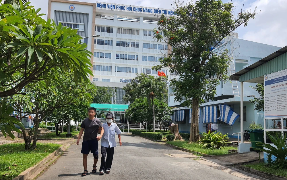 Ông Việt cho biết hiện chi phí điều trị đã lên quá cao, gia đình phải vay mượn khắp nơi để lo cho con trai. Ảnh: NT