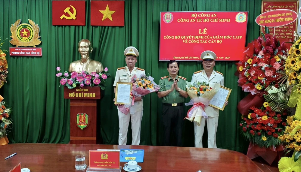 Công an TP.HCM vừa công bố quyết định của Giám đốc Công an TP.HCM về công tác cán bộ, trong đó ông Nguyễn Thành Hưng (bên trái) giữ chức Trưởng Phòng PC02. Ảnh: HT