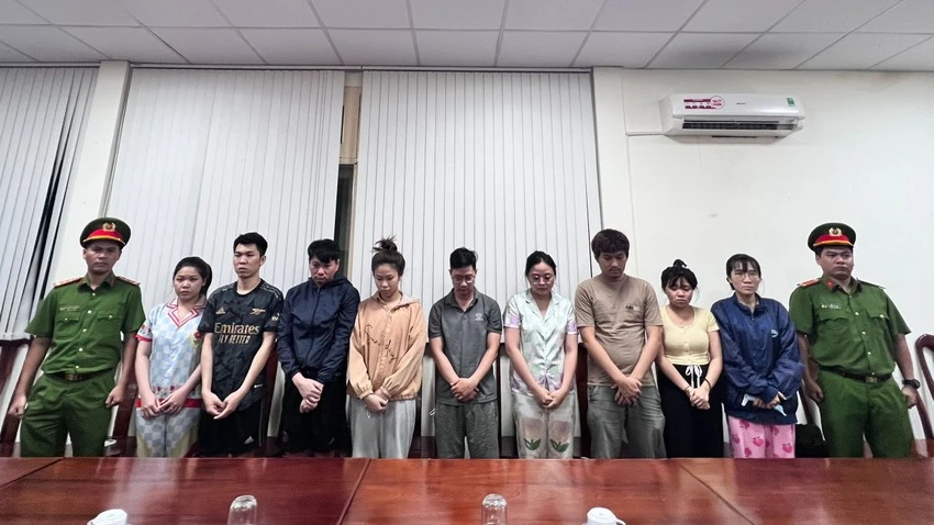 Hồi cuối tháng 5, Công an TP.HCM phối hợp với các đơn vị liên quan bắt nhóm người cho vay qua các app và đòi nợ kiểu khủng bố. Ảnh: CA