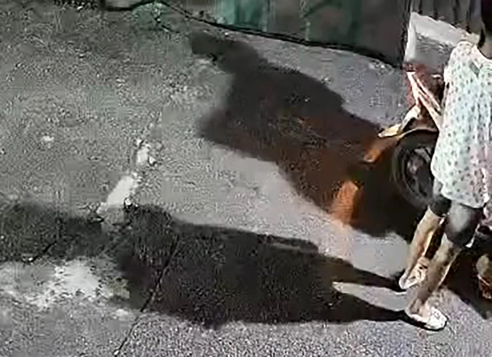 Hình ảnh vụ cướp được một camera an ninh gần đó ghi lại. Ảnh cắt từ clip