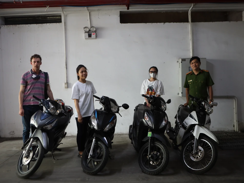Công an sau đó đã trao trả các xe máy là tang vật trong vụ việc cho các nạn nhân. Ảnh: NT
