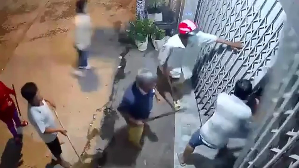 Công an sau đó làm rõ hành vi của những người liên quan và triệu tập để xử lý. Ảnh cắt từ clip