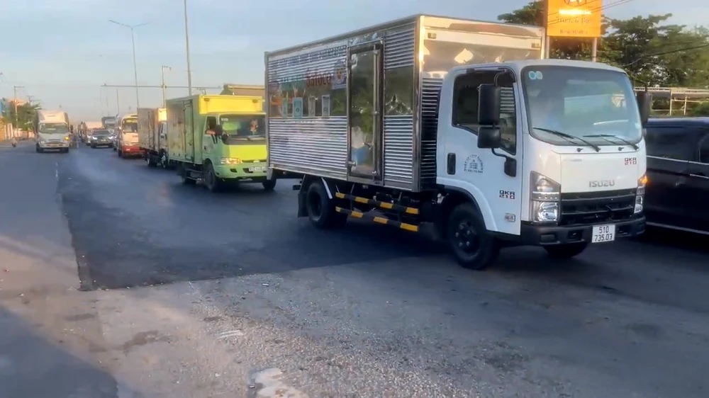 Ảnh hưởng từ vụ việc khiến giao thông qua khu vực ùn ứ. Ảnh: HT