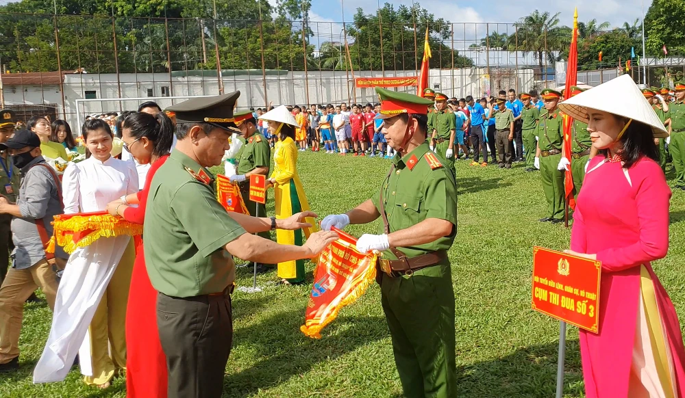 Giám đốc Công an TP.HCM Lê Hồng Nam trao cờ cho các đơn vị tham gia. Ảnh: NT