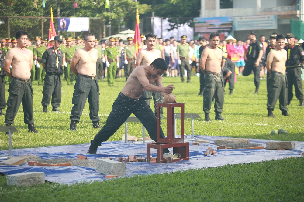 Các cán bộ chiến sĩ thuộc Đội Cảnh sát Hình sự đặc nhiệm biểu diễn các tiết mục khí công rất điêu luyện tại buổi lễ. Ảnh: NT