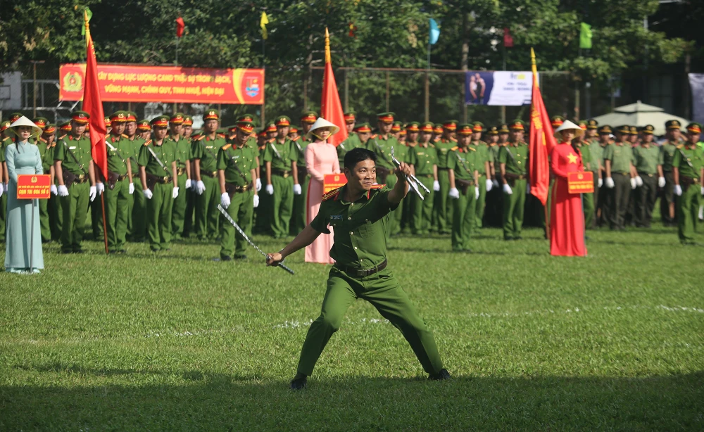 Trung tá Đinh Đức Thắng, Đội Trưởng Đội cảnh sát hình sự đặc nhiệm (Đội 3) sử dụng hai cây côn biểu diễn các kỹ thuật phức tạp nhưng không kém phần đẹp mắt tại buổi lễ. Ảnh: NT