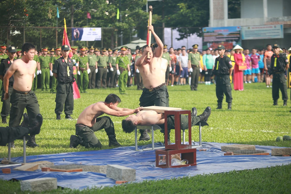 “Từ đó giúp CBCS nâng cao ý thức chấp hành nghiêm điều lệnh CAND, tư thế, lễ tiết, tác phong chuẩn mực, ý thức tổ chức kỷ luật cao, tạo tính nhanh nhẹn, linh hoạt, ứng phó giải quyết vụ việc trong mọi tình huống, góp phần xây dựng lực lượng Công an TP thật sự trong sạch, vững mạnh, chính quy, tinh nhuệ, hiện đại, đáp ứng yêu cầu, nhiệm vụ đảm bảo An ninh chính trị và trật tự an toàn xã hội trên địa bàn trong tình hình mới” – Giám đốc Công an TP.HCM nói. Ảnh: NT