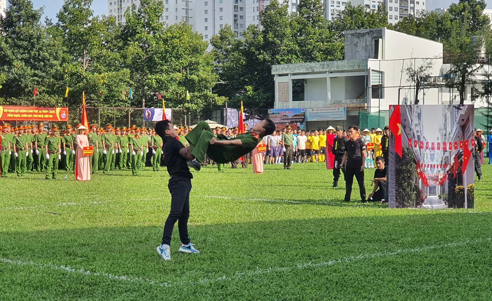 Các tiết mục võ thuật được biểu diễn đẹp mắt trong buổi lễ. Ảnh: NT