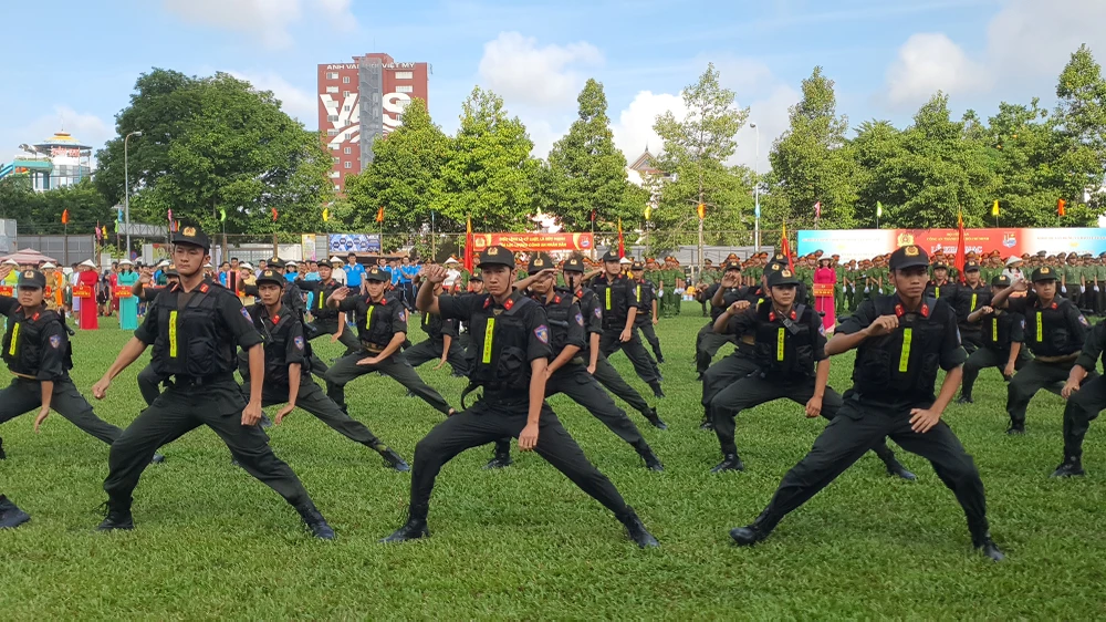 Phần biểu diễn môn võ Mai hoa quyền do các cán bộ chiến sĩ CSCĐ thực hiện đẹp mắt trong buổi lễ. Ảnh: NT