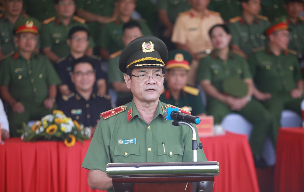 Giám đốc Công an TP.HCM cho biết, qua tham gia và tổ chức các hoạt động nhằm giúp CBCS nâng cao thể lực, sức khỏe dẻo dai, cải thiện đời sống văn hóa tinh thần; đồng thời giúp CBCS nâng cao bản lĩnh, tinh thần chiến đấu, trình độ bắn súng và sử dụng thành thạo công cụ hỗ trợ, kỹ năng sử dụng kỹ, chiến thuật võ thuật CAND. Ảnh: NT