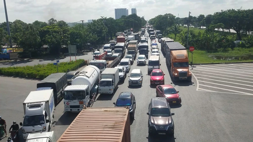 Ảnh hưởng từ tai nạn khiến giao thông qua khu vực ùn ứ nhiều giờ. Ảnh: NT