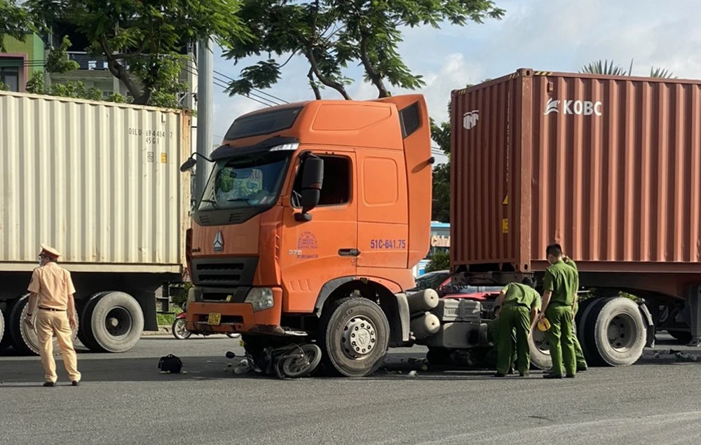 Công an khám nghiệm hiện trường, điều tra nguyên nhân vụ việc. Ảnh: HT